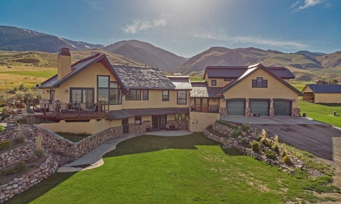 Salmon Apartment | Idyllic Ocean View Suite with Spa & Hot Tub - Hilltops II
