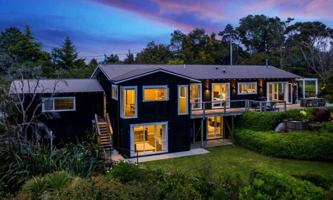 Paremoremo House | Idyllic Guest Suite with Kitchen in Scenic Rural Retreat