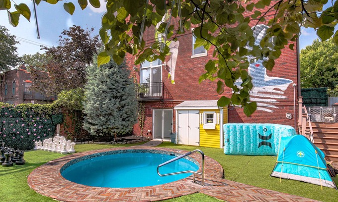 Southwark House | Inviting Retreat with Private Heated Pool and City Views