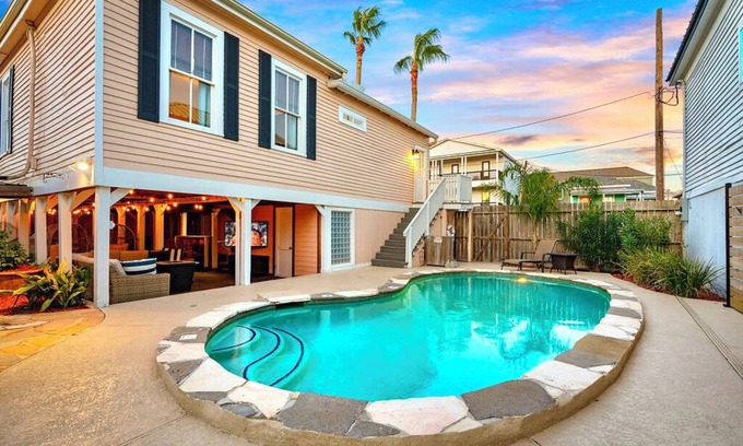 San Jacinto House | Steps from the Beach: Heated Pool & Outdoor TV Experience