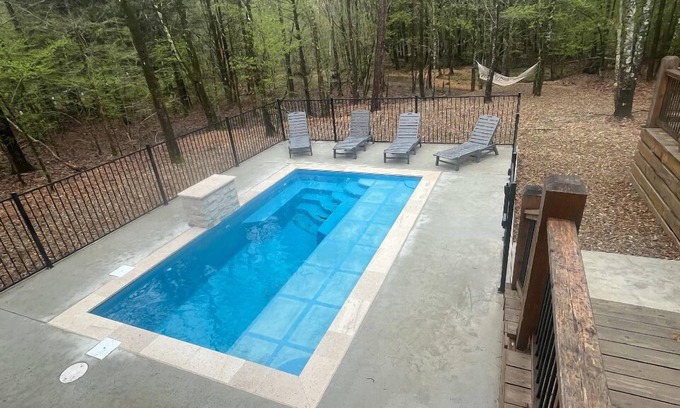 Broken Bow Cabin | Modern Cabin Retreat with Hot Tub and Private Creek Escape
