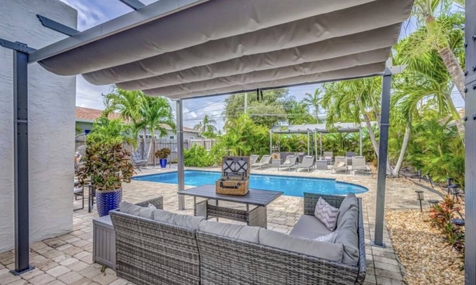 Mango Groves House | Exclusive Downtown Retreat with Private Heated Pool & Ocean Views