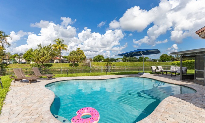 Tamarac House | Exclusive Oasis with Private Heated Pool Near Sawgrass Mall