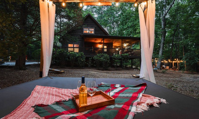 Sautee Nacoochee Cabin | Unforgettable Freedom Finder Cabin with Ocean View and Spa