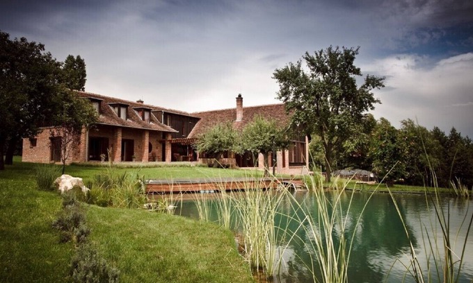 Apatistvanfalva House | Idyllic Country House Villa with Pool and Lake Views