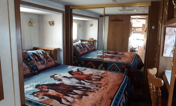 Pomerene House | Inviting Home Retreat Near the Old West - Family Friendly