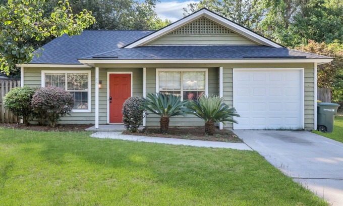 Savannah House | Convenient Home Ideal for Family Getaways!
