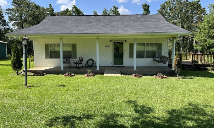 Independence House | Inviting Country Home with Parking and Family-Friendly Amenities