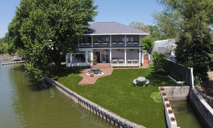 Council Bluffs House | Inviting 4BR Lake View Home with Hot Tub and Spa