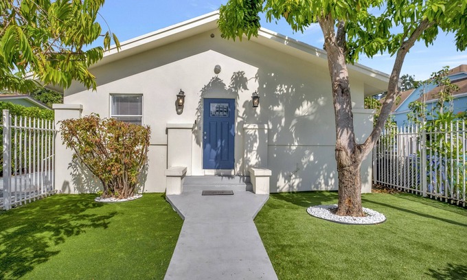 Buena Vista House | Elegant Home with Pool Near The Design District - 10/10 Rating