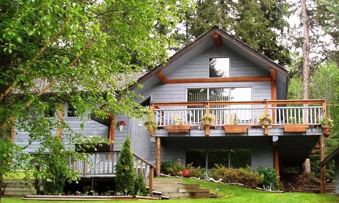 East Kootenay House | Relaxing Getaway with Hot Tub, Sauna & Game Room