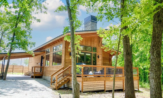 Afton Ski Chalet | Relaxing Retreat with Hot Tub, Steps from Battlefield Par 3