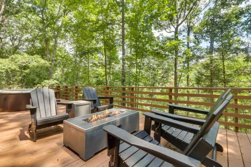 Broadway House | Renovated Broadway Cabin with Private Hot Tub Awaits!