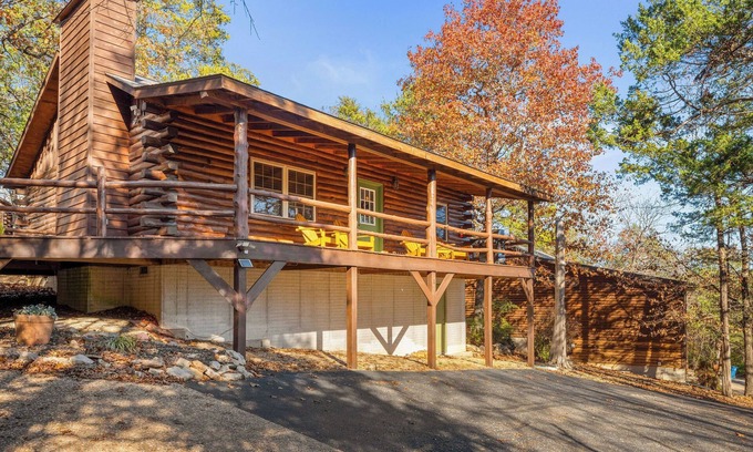 Branson Cabin | Private hot tub-Cozy Dog-Friendly Cabin Near Town!