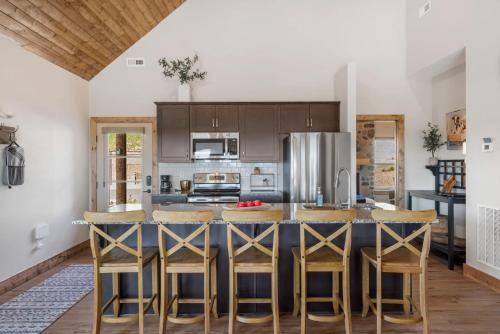 Table Rock House | Relaxing Getaway with Private Hot Tub & Free Attraction Passes