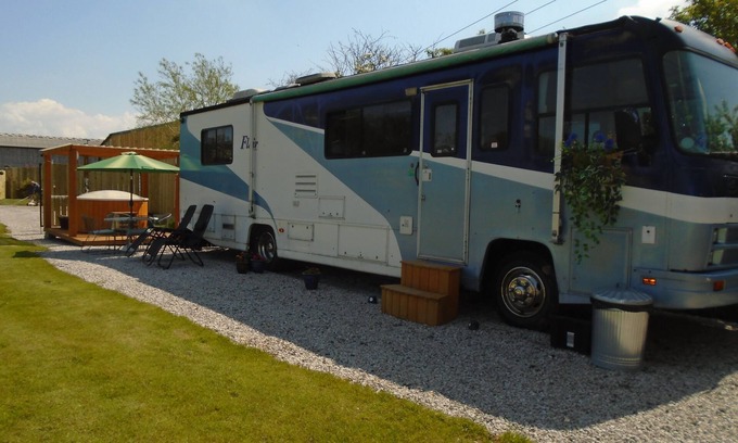 Ferrensby House | Cozy Retreat with Private Hot Tub in Vintage Motorhome