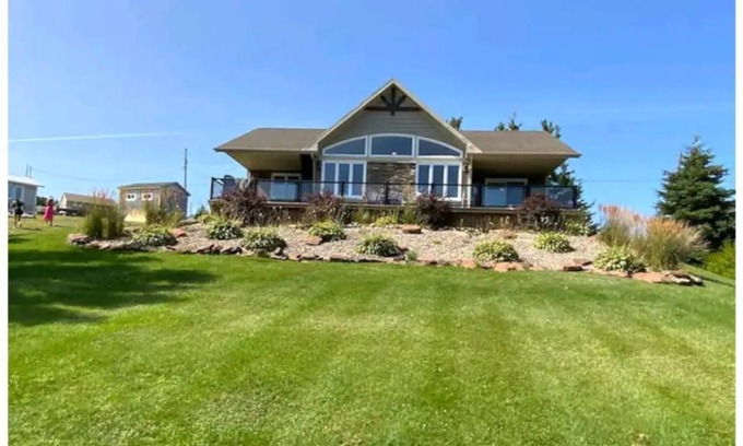 Kensington Ski Chalet | Private Hot Tub, Lake View, 10 Minutes to Cavendish Beach Music Festival.