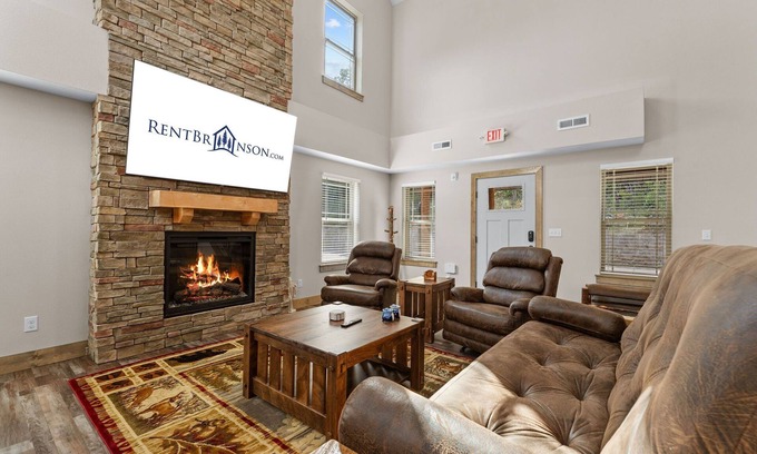 Branson House | Private Hot Tub-Near Thunder Ridge and Table Rock-Cmty Pool-Free Tickets