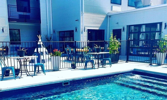 Pacific House | Private hotel near St Louis