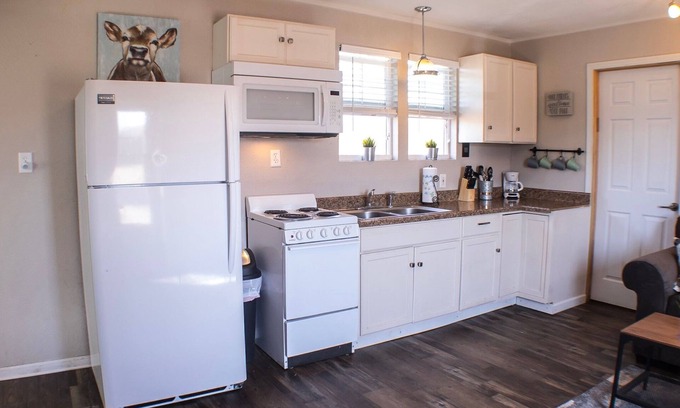 Alpine House | Cozy 1-Bedroom Private House - Rated 9.4/10, Family Friendly