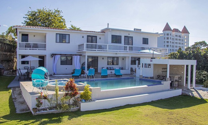 Runaway Bay House | Oceanfront Private House with Pool and Perfect Rating