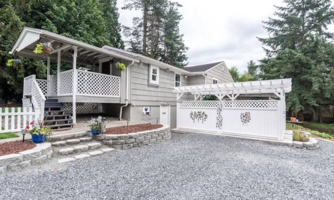 North Creek House | Inviting Woodinville Retreat with Hot Tub Near Wineries