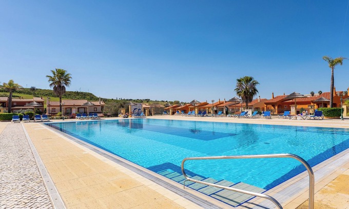 Atalaia House | Private Oasis with Garden, Pool & BBQ for Family Fun
