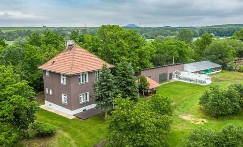 Velvary Villa | Private House with Sauna, Jacuzzi and Hawaiian Hothouse Spa