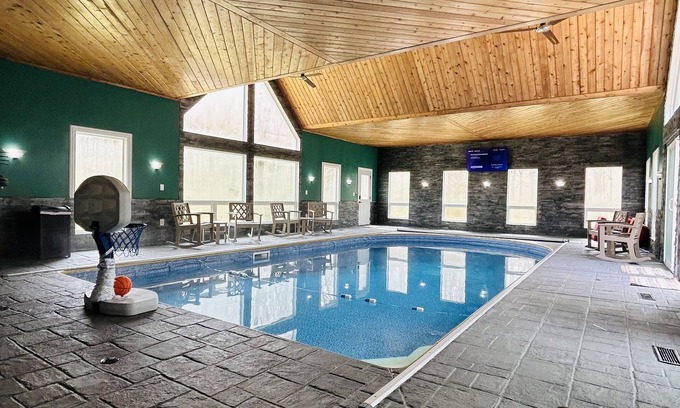 Brooklyn House | Elegant Retreat with Private Indoor Pool for 27 Guests