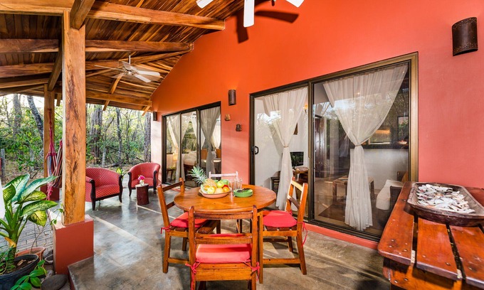 Palm Beach Estates House | Cozy Casa Rustica: Boutique Beach House Near the Waves