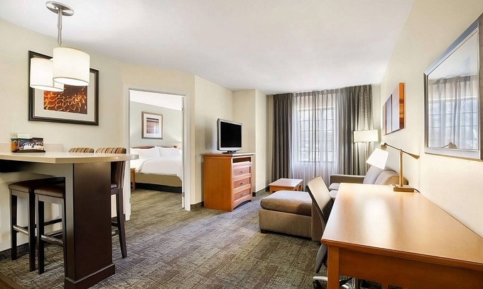 Carmel Mountain Ranch Hotel | Ideal San Diego Getaway with Kitchen, Pool & Free Breakfast