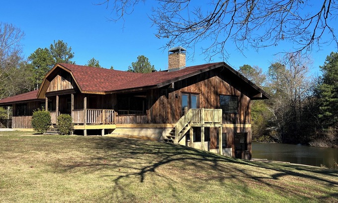 Jones Mills Cabin | Secluded Lodge Near Hot Springs with Private Lake Access