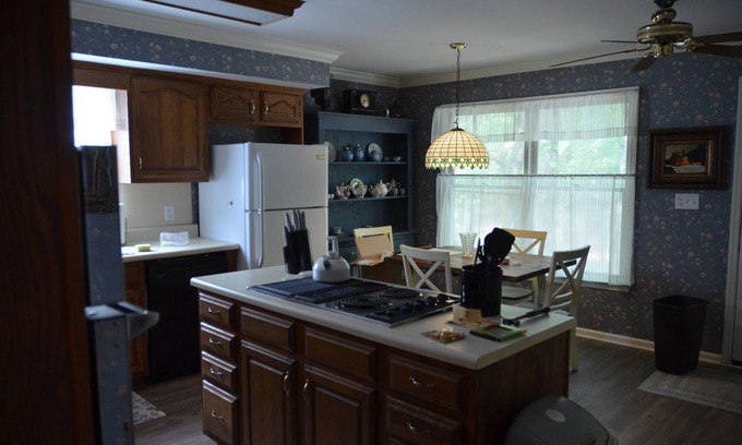Vincent Apartment | Serene Lakeside Retreat with Spa and Hot Tub Amenities