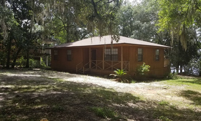 De Funiak Springs House | Tranquil Lakefront Retreat with Dock & Family-Friendly Amenities