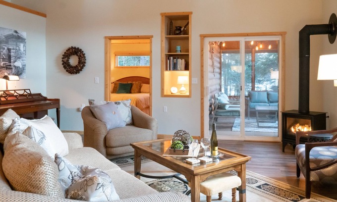 Primrose House | Peaceful Lakefront Getaway with Breathtaking Views