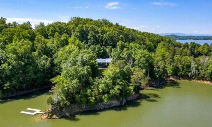 Dandridge House | Idyllic Lakefront Retreat with Spa and Ocean Views