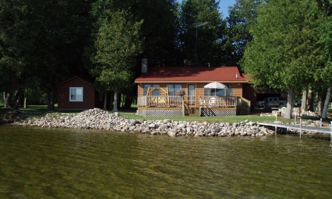 Cheboygan Cottage | Idyllic Lakefront Retreat: Guest Rated 10/10 in Winter Wonderland