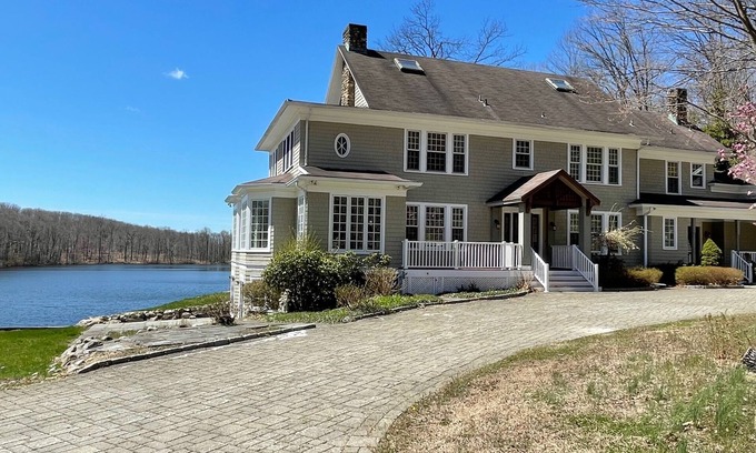 Kinnelon House | Beautiful Lakeside Mansion: Ideal for Weddings & Gatherings
