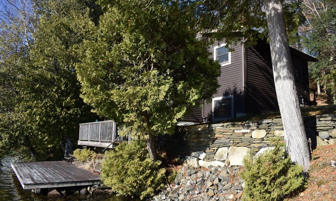 Glover House | Romantic Lakeside Home Ideal for Couples' Getaway