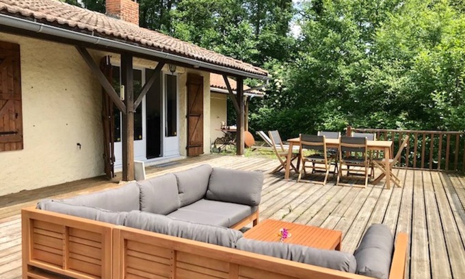 Le Retail House | Secluded Lakeside Lodge: Nature Retreat with Pool & Breakfast