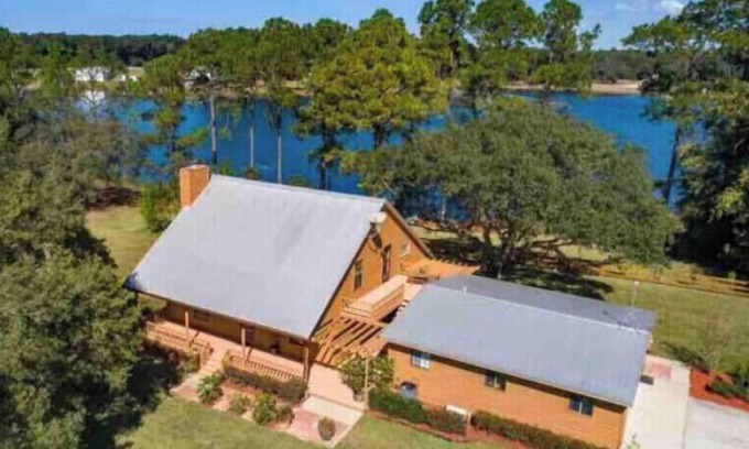 Crescent City Cabin | Idyllic Lakeside Cabin with Game Room and Kayaks