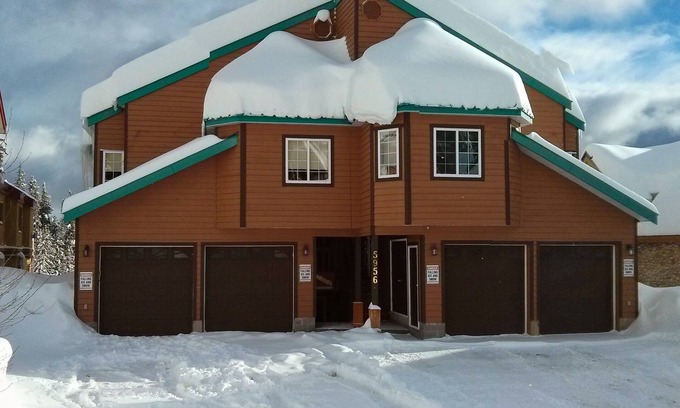 Snow Pine Estates Ski Chalet | Ideal Ski-In Chalet: Pet-Friendly & Family-Oriented Retreat