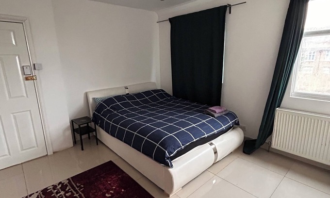 Hanger Hill Bed & Breakfast | Private Loft- Direct Travel to Central Ldn and Heathrow