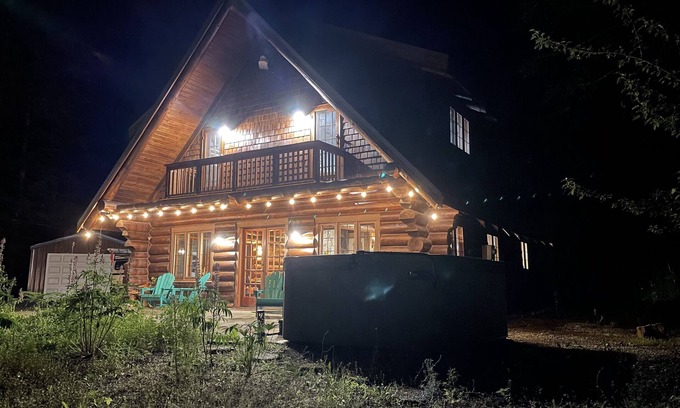 Maple Falls House | Enchanting Log Cabin Retreat with Hot Tub and Gaming Garage