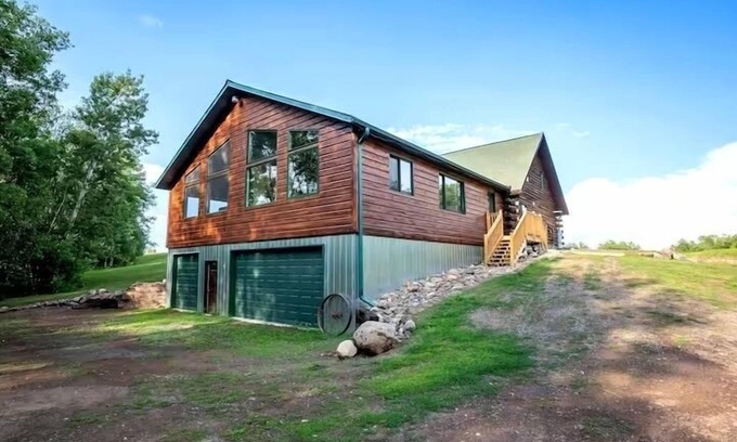 Mora Cabin | Ideal Pet-Friendly Retreat, Steps from the Lake