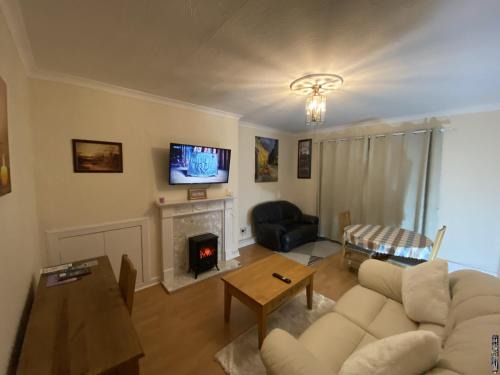 Kilwinning House | Inviting Private Lounge and Double Room with Kitchen Access
