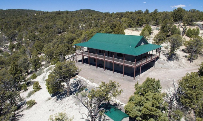 Mammoth Creek House | Private Ridgetop Hideaway Between Bryce & Zion – 10/10 Rated