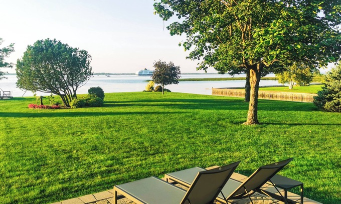 Saint-Anicet House | Private Luxury Lakefront Paradise – Big Garden, Dream Views, Perfect Setting