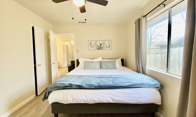 McNeil House | Cozy Master Bedroom near Domain & St Davis with Breakfast