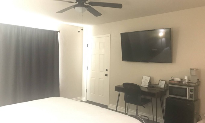 Wheatland House | Private Master Suite with Breakfast and Child-Friendly Access
